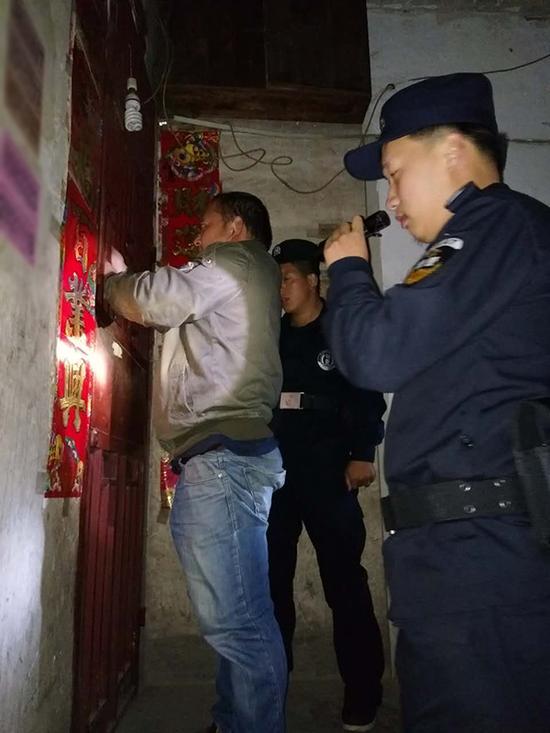 安龙粗心妈妈误将幼女锁家中 
