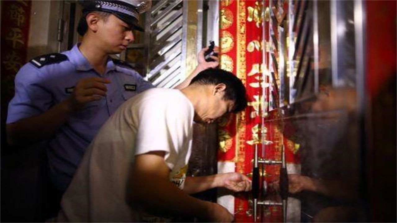 安龙请开锁师傅开了锁后，师傅